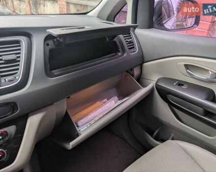 Білий Кіа Карнівал, об'ємом двигуна 2.2 л та пробігом 211 тис. км за 15900 $, фото 14 на Automoto.ua