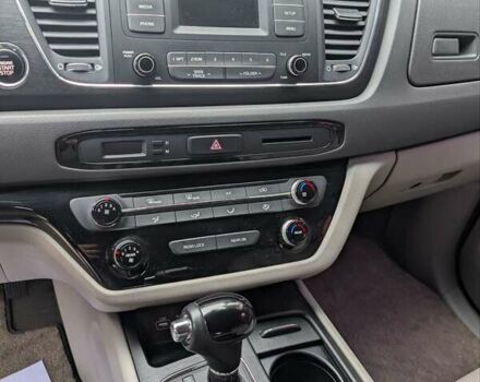 Білий Кіа Карнівал, об'ємом двигуна 2.2 л та пробігом 211 тис. км за 15900 $, фото 11 на Automoto.ua