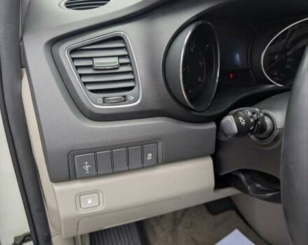 Білий Кіа Карнівал, об'ємом двигуна 2.2 л та пробігом 211 тис. км за 15900 $, фото 10 на Automoto.ua