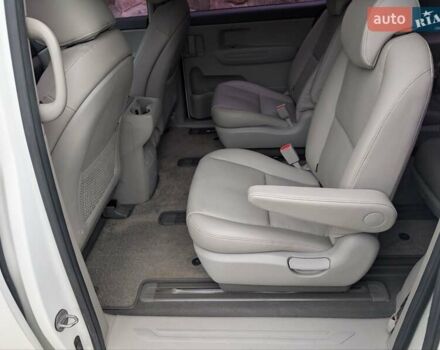 Білий Кіа Карнівал, об'ємом двигуна 2.2 л та пробігом 211 тис. км за 15900 $, фото 27 на Automoto.ua
