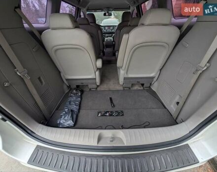 Білий Кіа Карнівал, об'ємом двигуна 2.2 л та пробігом 211 тис. км за 15900 $, фото 26 на Automoto.ua