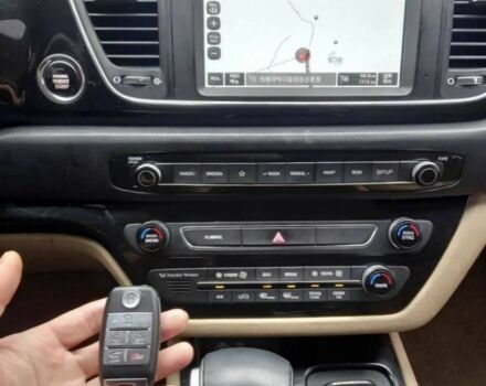 Белый Киа Карнивал, объемом двигателя 2.2 л и пробегом 153 тыс. км за 15000 $, фото 7 на Automoto.ua