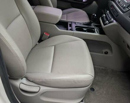 Білий Кіа Карнівал, об'ємом двигуна 2.2 л та пробігом 211 тис. км за 15900 $, фото 22 на Automoto.ua