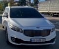 Белый Киа Карнивал, объемом двигателя 2.2 л и пробегом 205 тыс. км за 18074 $, фото 1 на Automoto.ua