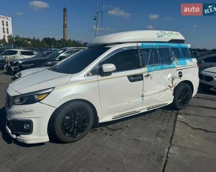 Белый Киа Карнивал, объемом двигателя 2.2 л и пробегом 150 тыс. км за 17500 $, фото 2 на Automoto.ua