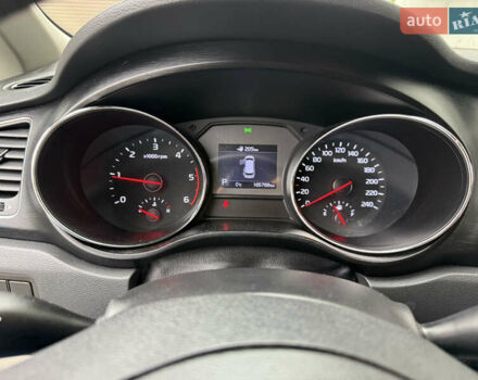 Белый Киа Карнивал, объемом двигателя 2.2 л и пробегом 165 тыс. км за 21500 $, фото 9 на Automoto.ua