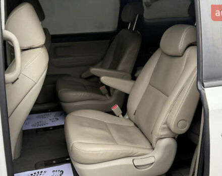 Белый Киа Карнивал, объемом двигателя 2.2 л и пробегом 165 тыс. км за 21500 $, фото 4 на Automoto.ua