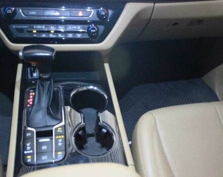 Белый Киа Карнивал, объемом двигателя 2.2 л и пробегом 143 тыс. км за 22000 $, фото 5 на Automoto.ua