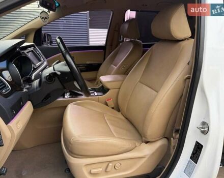 Белый Киа Карнивал, объемом двигателя 2.2 л и пробегом 165 тыс. км за 25990 $, фото 6 на Automoto.ua