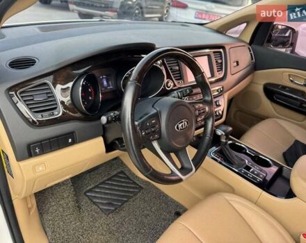 Киа Карнивал 2019 в Киеве на Automoto.ua Белый Киа Карнивал, объемом двигателя 2.2 л и пробегом 140 тыс. км за 25900 $, фото 10 на Automoto.ua