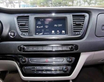 Белый Киа Карнивал, объемом двигателя 2.2 л и пробегом 107 тыс. км за 10400 $, фото 7 на Automoto.ua