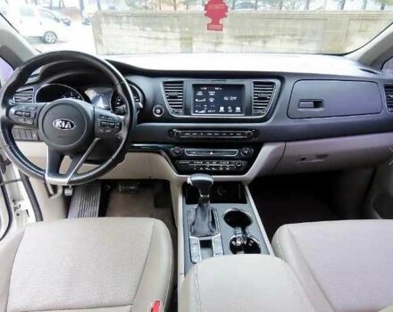Белый Киа Карнивал, объемом двигателя 2.2 л и пробегом 107 тыс. км за 10400 $, фото 4 на Automoto.ua