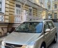 Бежевый Киа Карнивал, объемом двигателя 2.9 л и пробегом 90 тыс. км за 9100 $, фото 3 на Automoto.ua