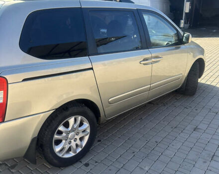 Бежевый Киа Карнивал, объемом двигателя 2.9 л и пробегом 300 тыс. км за 6000 $, фото 2 на Automoto.ua