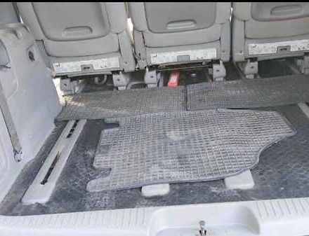 Черный Киа Карнивал, объемом двигателя 2.66 л и пробегом 310 тыс. км за 5800 $, фото 16 на Automoto.ua