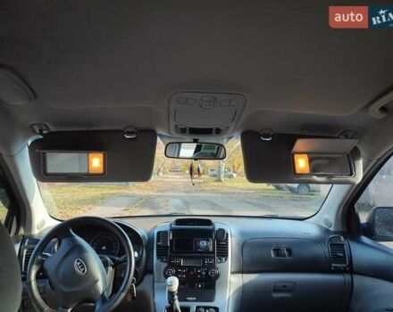 Черный Киа Карнивал, объемом двигателя 2.66 л и пробегом 310 тыс. км за 5800 $, фото 11 на Automoto.ua