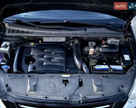 Черный Киа Карнивал, объемом двигателя 2.9 л и пробегом 292 тыс. км за 7300 $, фото 52 на Automoto.ua