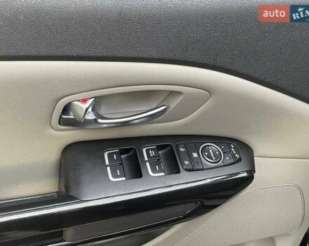 Черный Киа Карнивал, объемом двигателя 2.2 л и пробегом 295 тыс. км за 15900 $, фото 14 на Automoto.ua