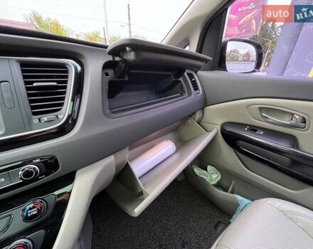 Черный Киа Карнивал, объемом двигателя 2.2 л и пробегом 215 тыс. км за 21700 $, фото 32 на Automoto.ua