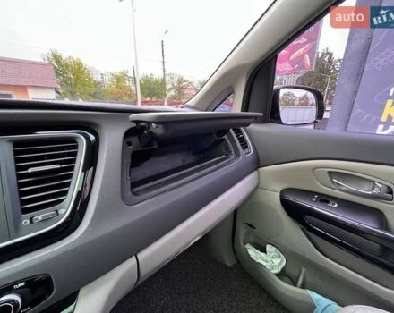 Черный Киа Карнивал, объемом двигателя 2.2 л и пробегом 215 тыс. км за 22900 $, фото 33 на Automoto.ua