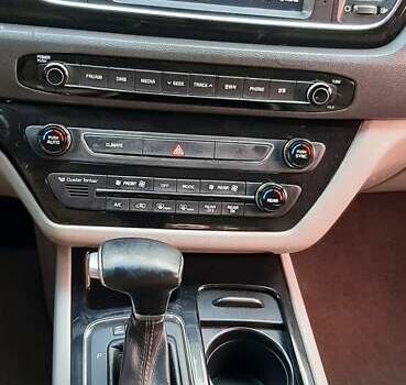 Черный Киа Карнивал, объемом двигателя 2.2 л и пробегом 250 тыс. км за 23550 $, фото 61 на Automoto.ua