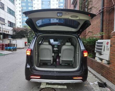 Черный Киа Карнивал, объемом двигателя 2.2 л и пробегом 47 тыс. км за 6497 $, фото 2 на Automoto.ua