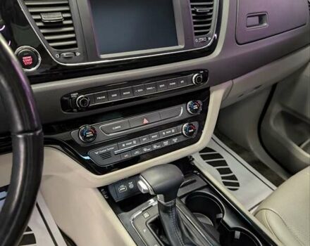 Черный Киа Карнивал, объемом двигателя 2.2 л и пробегом 299 тыс. км за 16500 $, фото 4 на Automoto.ua