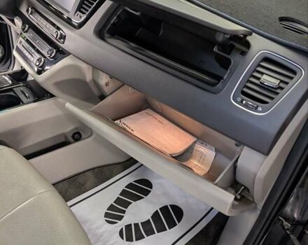 Черный Киа Карнивал, объемом двигателя 2.2 л и пробегом 299 тыс. км за 16500 $, фото 24 на Automoto.ua