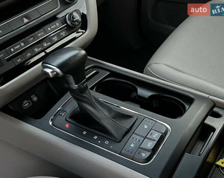 Черный Киа Карнивал, объемом двигателя 2.2 л и пробегом 149 тыс. км за 23500 $, фото 12 на Automoto.ua