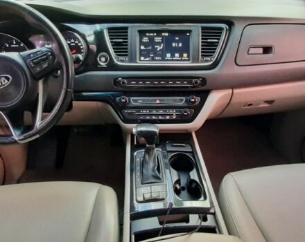 Черный Киа Карнивал, объемом двигателя 2 л и пробегом 250 тыс. км за 23000 $, фото 3 на Automoto.ua