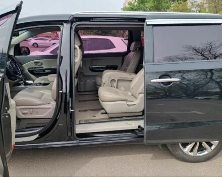 Черный Киа Карнивал, объемом двигателя 2 л и пробегом 250 тыс. км за 23000 $, фото 2 на Automoto.ua