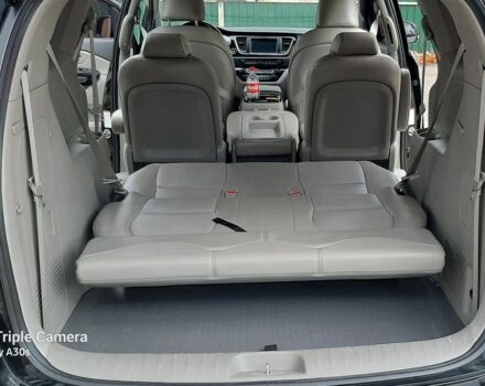 Черный Киа Карнивал, объемом двигателя 2 л и пробегом 250 тыс. км за 23000 $, фото 4 на Automoto.ua