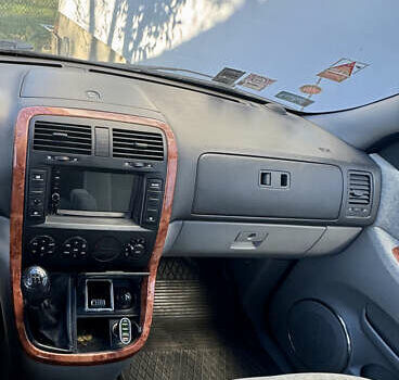 Красный Киа Карнивал, объемом двигателя 2.9 л и пробегом 250 тыс. км за 6000 $, фото 6 на Automoto.ua