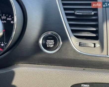 Красный Киа Карнивал, объемом двигателя 2.2 л и пробегом 151 тыс. км за 21500 $, фото 12 на Automoto.ua