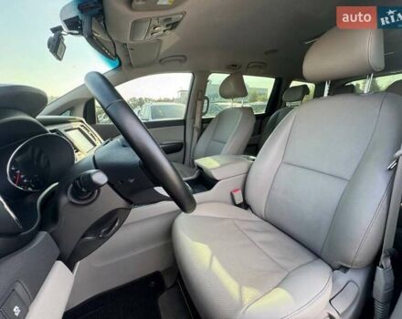 Красный Киа Карнивал, объемом двигателя 2.2 л и пробегом 151 тыс. км за 21500 $, фото 19 на Automoto.ua