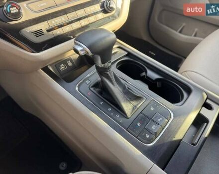 Красный Киа Карнивал, объемом двигателя 2.2 л и пробегом 151 тыс. км за 21500 $, фото 17 на Automoto.ua