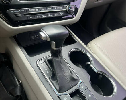 Красный Киа Карнивал, объемом двигателя 2.2 л и пробегом 118 тыс. км за 22500 $, фото 15 на Automoto.ua