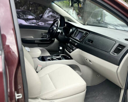 Красный Киа Карнивал, объемом двигателя 2.2 л и пробегом 118 тыс. км за 22500 $, фото 6 на Automoto.ua