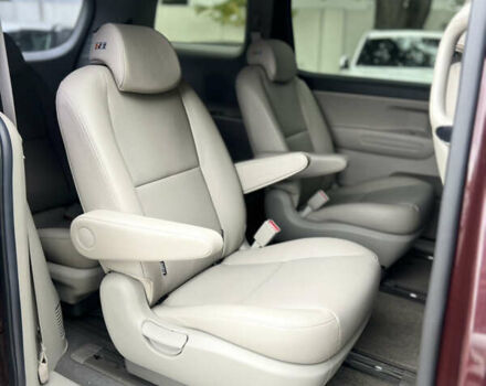 Красный Киа Карнивал, объемом двигателя 2.2 л и пробегом 118 тыс. км за 22500 $, фото 7 на Automoto.ua