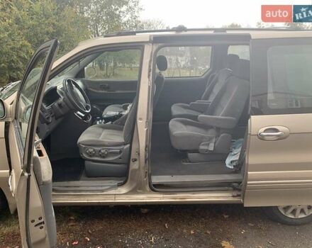 Желтый Киа Карнивал, объемом двигателя 2.9 л и пробегом 350 тыс. км за 4200 $, фото 4 на Automoto.ua