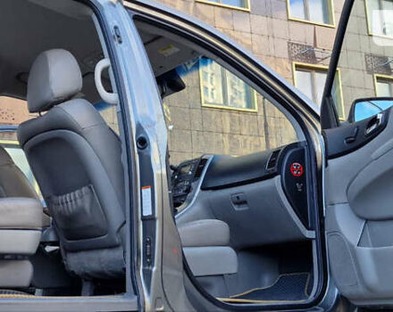 Серый Киа Карнивал, объемом двигателя 2.2 л и пробегом 273 тыс. км за 10800 $, фото 9 на Automoto.ua