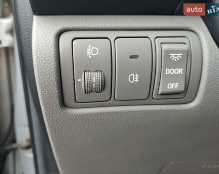 Серый Киа Карнивал, объемом двигателя 2.2 л и пробегом 174 тыс. км за 9999 $, фото 22 на Automoto.ua