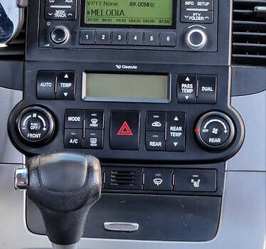 Серый Киа Карнивал, объемом двигателя 2.2 л и пробегом 273 тыс. км за 10800 $, фото 15 на Automoto.ua