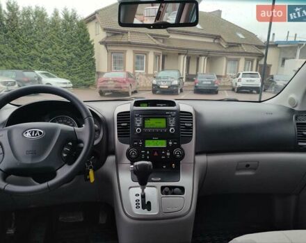 Серый Киа Карнивал, объемом двигателя 2.2 л и пробегом 174 тыс. км за 9999 $, фото 24 на Automoto.ua