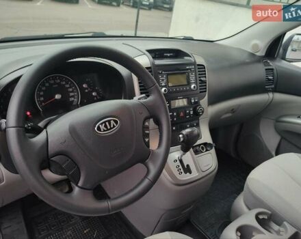 Серый Киа Карнивал, объемом двигателя 2.2 л и пробегом 174 тыс. км за 9999 $, фото 17 на Automoto.ua