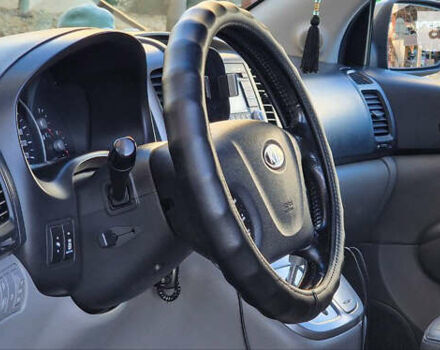 Серый Киа Карнивал, объемом двигателя 2.2 л и пробегом 273 тыс. км за 10800 $, фото 3 на Automoto.ua