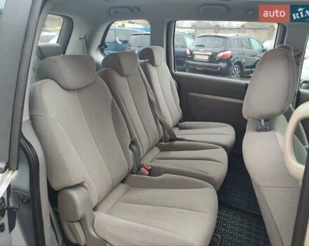 Серый Киа Карнивал, объемом двигателя 2.2 л и пробегом 174 тыс. км за 9999 $, фото 12 на Automoto.ua