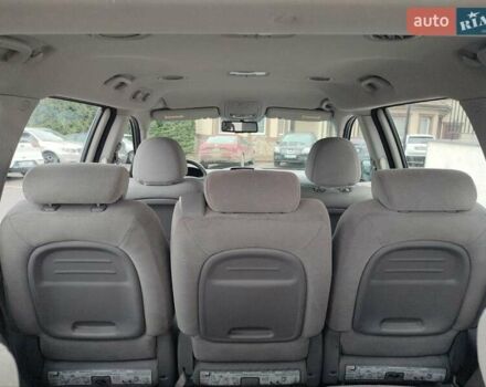 Серый Киа Карнивал, объемом двигателя 2.2 л и пробегом 174 тыс. км за 9999 $, фото 15 на Automoto.ua
