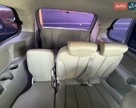 Серый Киа Карнивал, объемом двигателя 2.2 л и пробегом 264 тыс. км за 11000 $, фото 16 на Automoto.ua