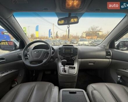 Серый Киа Карнивал, объемом двигателя 2.2 л и пробегом 264 тыс. км за 11000 $, фото 18 на Automoto.ua